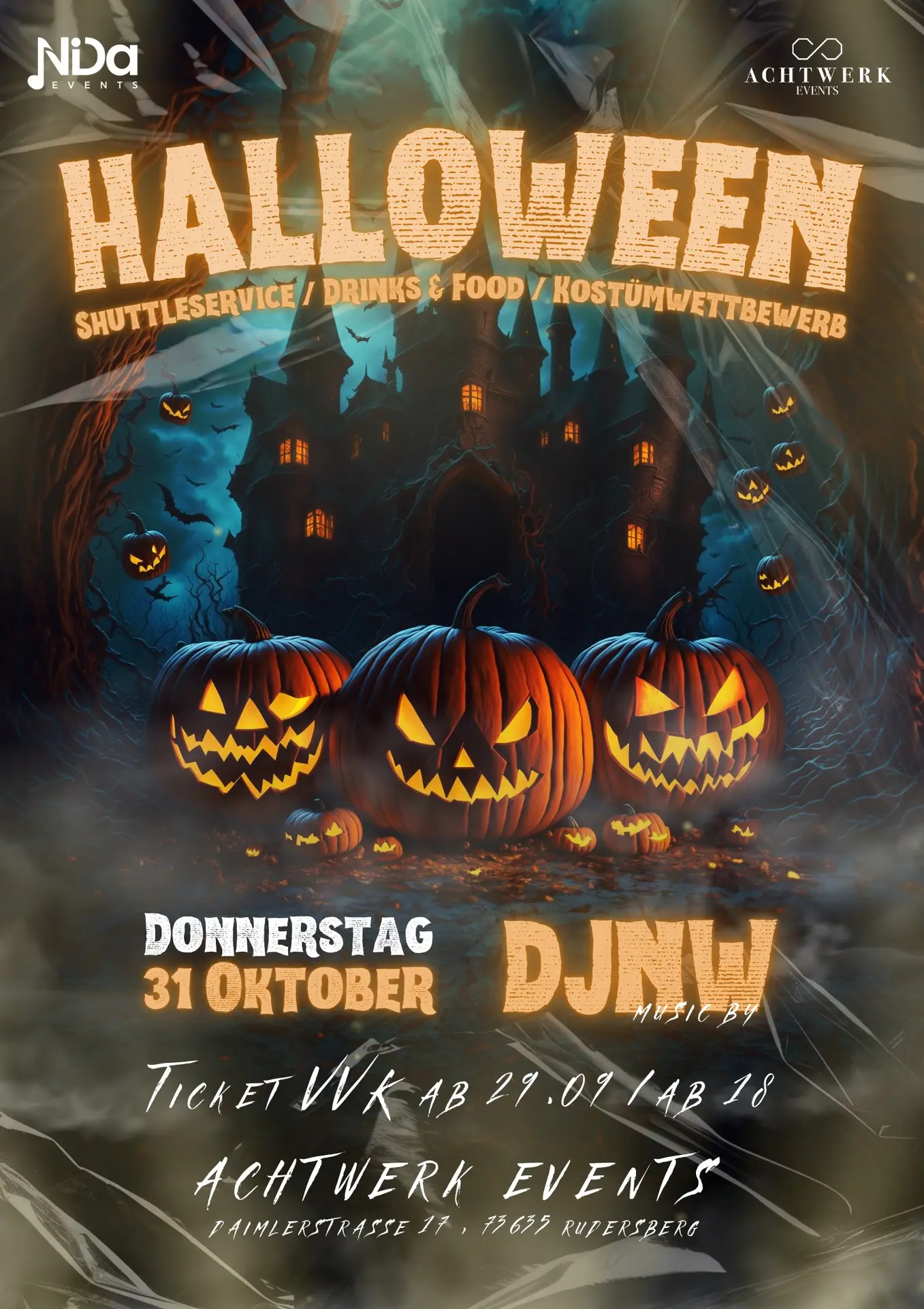 Halloween-Party-Flyer mit gruseliger Atmosphäre. Im Vordergrund leuchten geschnitzte Kürbisse mit unheimlichen Gesichtern. Im Hintergrund erhebt sich ein verwunschenes, dunkles Schloss, umgeben von Fledermäusen und Nebel. Der Flyer enthält Informationen zur Veranstaltung: 'Donnerstag, 31. Oktober', Musik von 'DJ NW', Shuttle-Service, Drinks, Food und Kostümwettbewerb. Ort: Achtwerk Events, Daimlerstraße 17, 73635 Rudersberg.